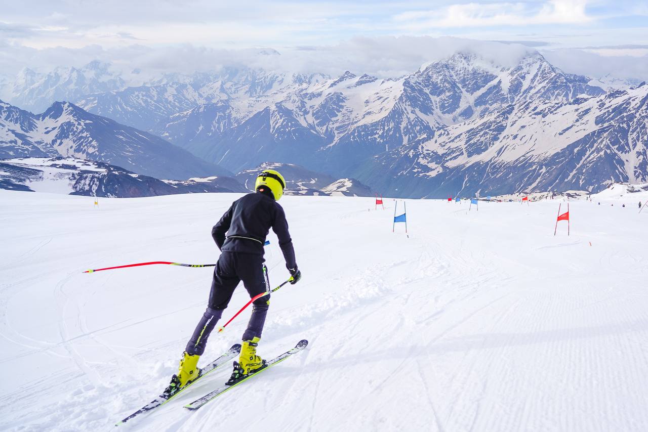 40 горнолыжных команд из 18 регионов России открыли зимний сезон тренировок на курорте «Эльбрус». ЕвроМедиа