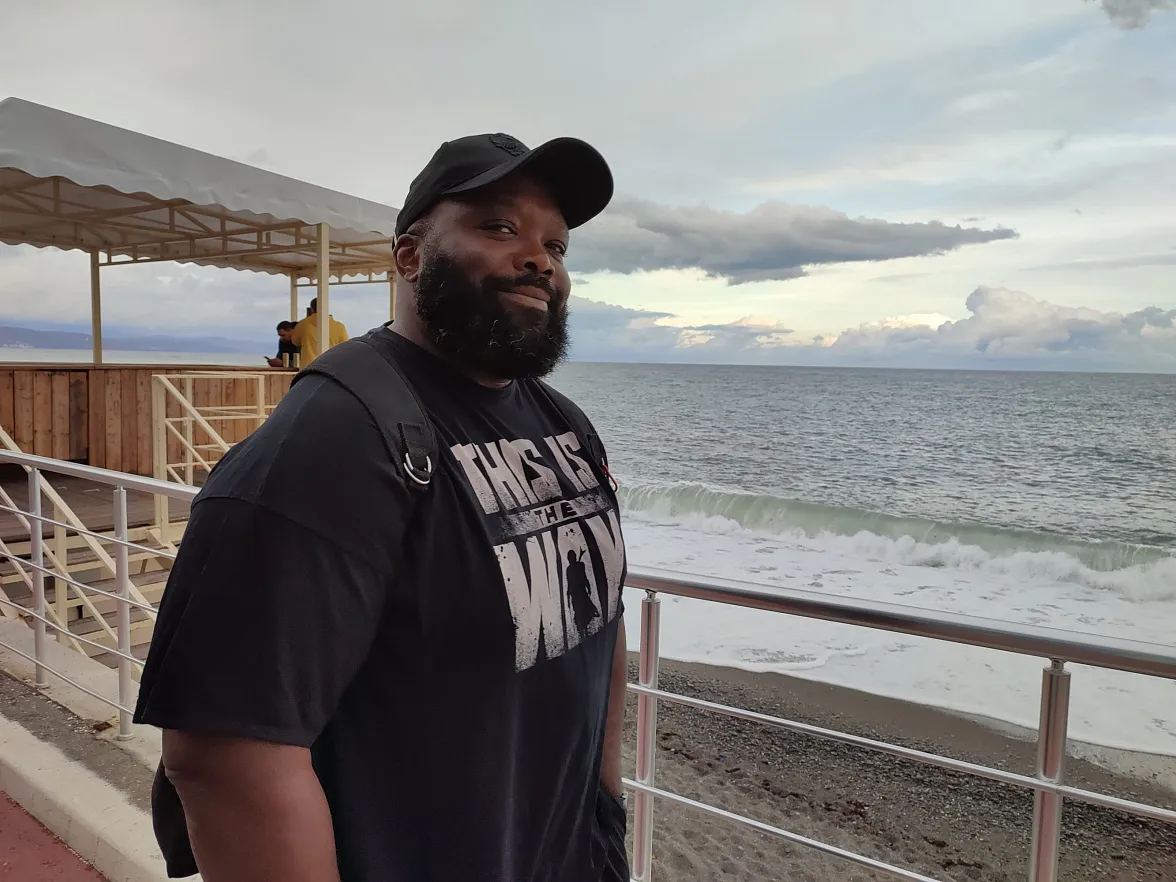 Камерунец из Алушты стал действующим лицом «Из России с любовью»