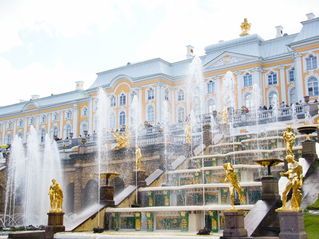 Турпоток в Санкт-Петербург за первое полугодие вырос на треть